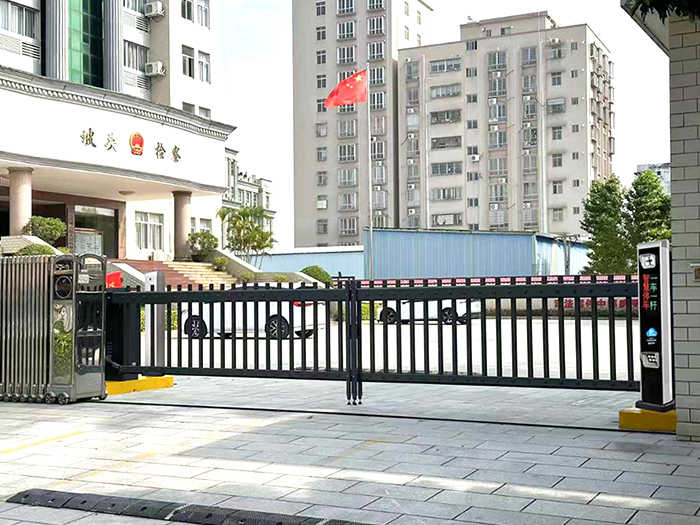 某單位采用“安快”一進(jìn)一出柵欄道閘 停車場出入口方案