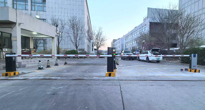 某社區(qū)采用 “ 安快 ” 車牌識別系統(tǒng)