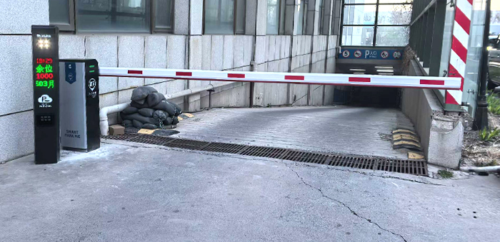 某停車場采用 “ 安快 ” 車牌識別系統(tǒng)