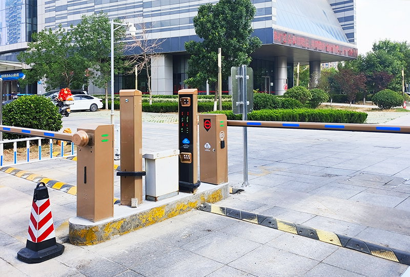 某園區(qū)停車場采用 “安快” 一進(jìn)一出直桿道閘