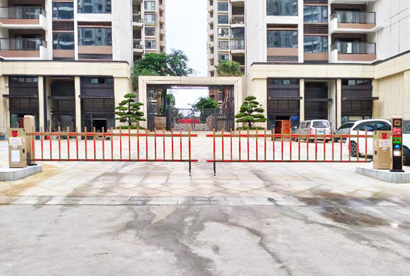 某小區(qū)停車場采用 “安快” 一進(jìn)一出對開柵欄道閘