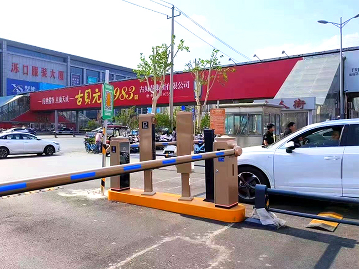 某大廈采用 “安快” 一進(jìn)一出車牌識(shí)別系統(tǒng)