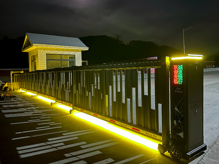 某旅游景點采用 “安快” 方格款段滑門