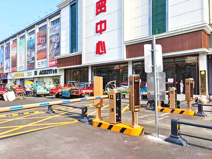 某商貿(mào)中心停車場(chǎng)采用 “安快” 一進(jìn)一出直桿道閘