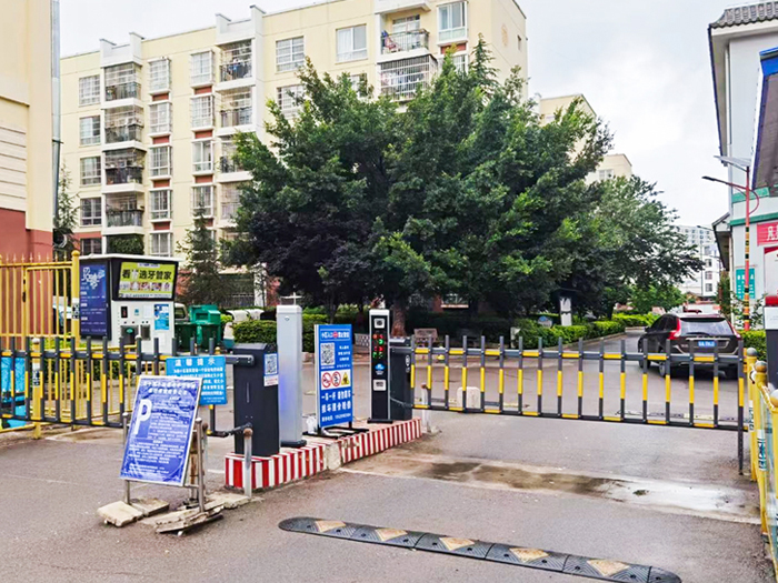 某小區(qū)采用 “安快” 車牌識別一體機