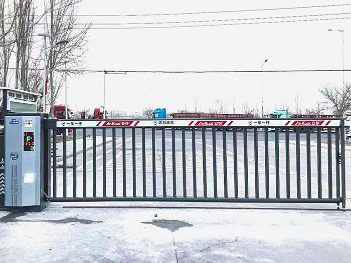 某工業(yè)園區(qū)采用 “安快” 車牌識別道閘一體機