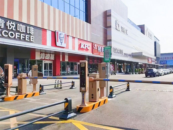 某商場采用 “安快” 一進(jìn)一出直桿道閘