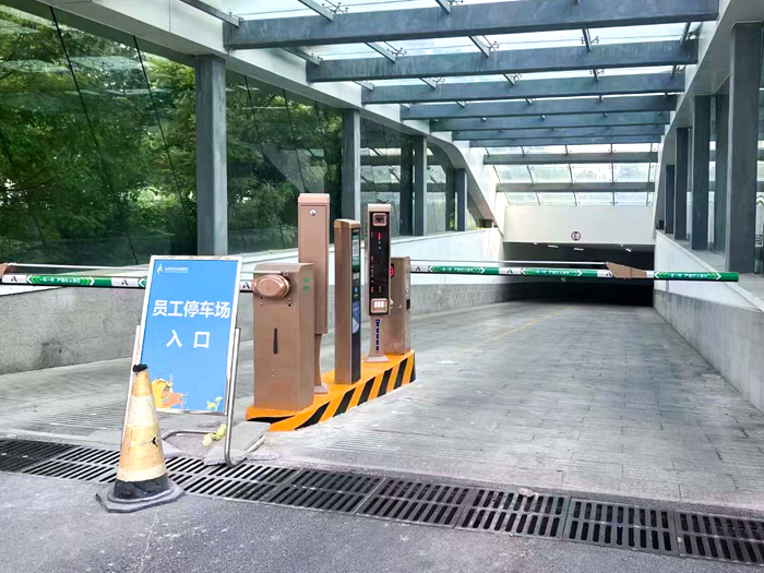 某地下停車場采用 “安快” 一進(jìn)一出直桿道閘