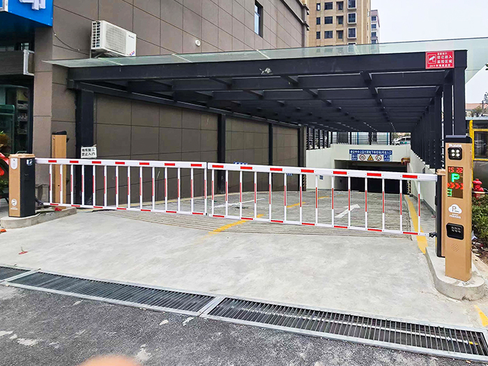 某小區(qū)地下停車場采用 “安快” 一進一出對開柵欄道閘