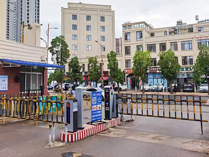 某社區(qū)停車場采用 “安快” 一進一出柵欄道閘