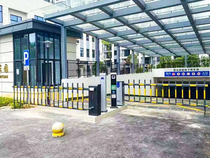 某地下停車場采用 “安快” 一進一出柵欄道閘