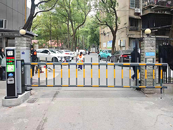 某小區(qū)采用 “安快” 同進(jìn)同出車牌識別系統(tǒng)