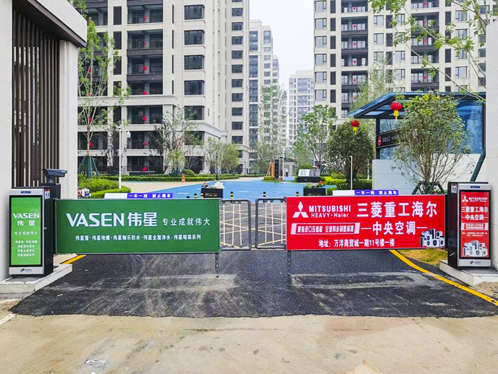 某小區(qū)采用 “安快” 一進(jìn)一出卡布廣告道閘停車管理