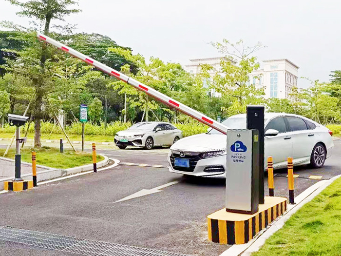 某戶外停車(chē)場(chǎng)采用 “安快” 車(chē)牌識(shí)別系統(tǒng)案例