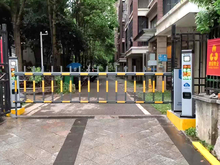 某小區(qū)采用 “安快” 一進(jìn)一出柵欄道閘停車管理