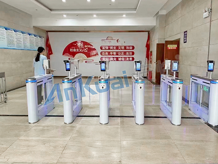 某單位采用 “安快” 人行通道擺閘【搭配人臉識別】效果圖