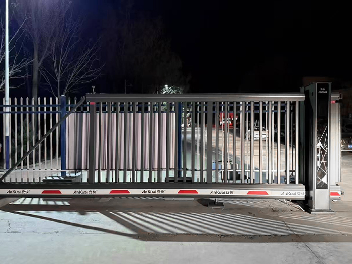 某物流園區(qū)采用 “安快” 柵欄款懸開工業(yè)門案例